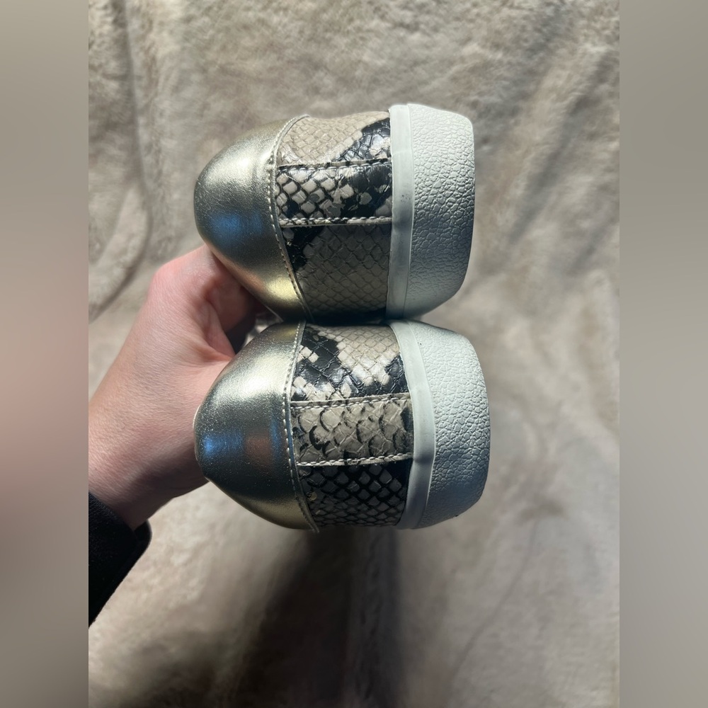 Steve Madden Philosophy White Sneaker skin snake texture star brown gold 8.5 - Picture 6 of 7